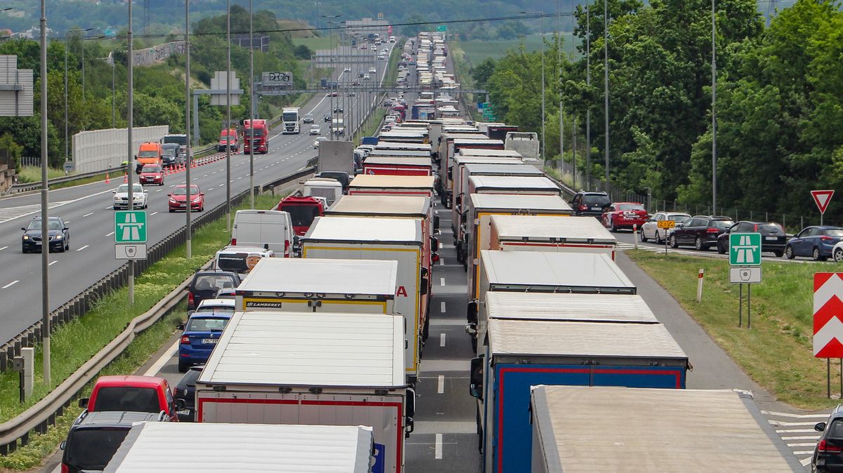Těžké kamiony dál ničí dálnice. Průkopnické váhy za desítky milionů neplní účel